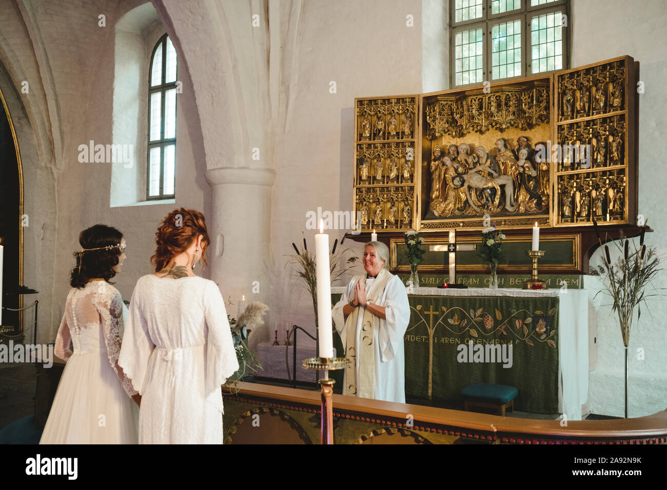 Wedding church altar bride hi-res stock photography and images - Alamy