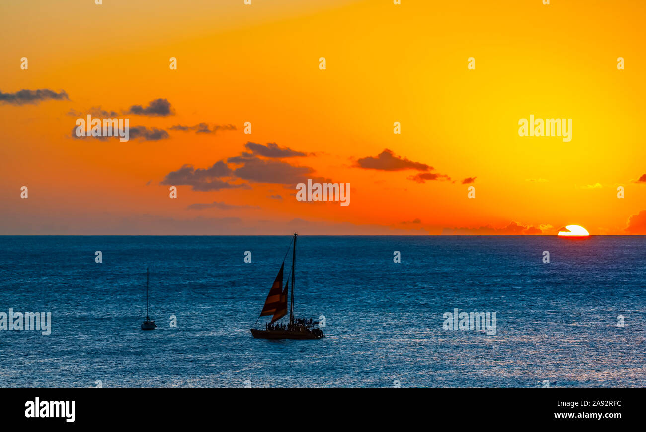 Waikiki Sunset Boat High Resolution Stock Photography and Images - Alamy