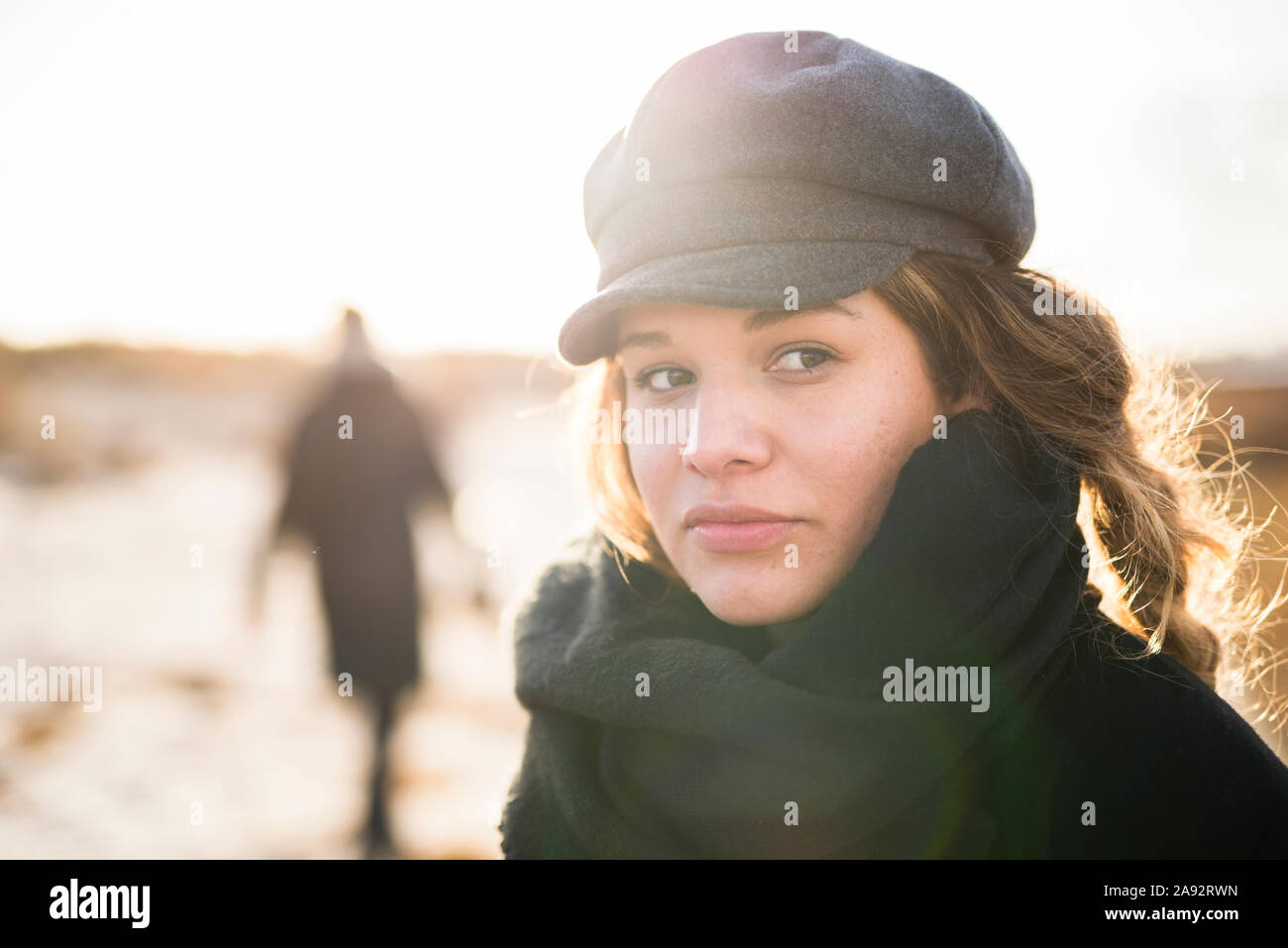Woman beach hat back view hi-res stock photography and images - Alamy