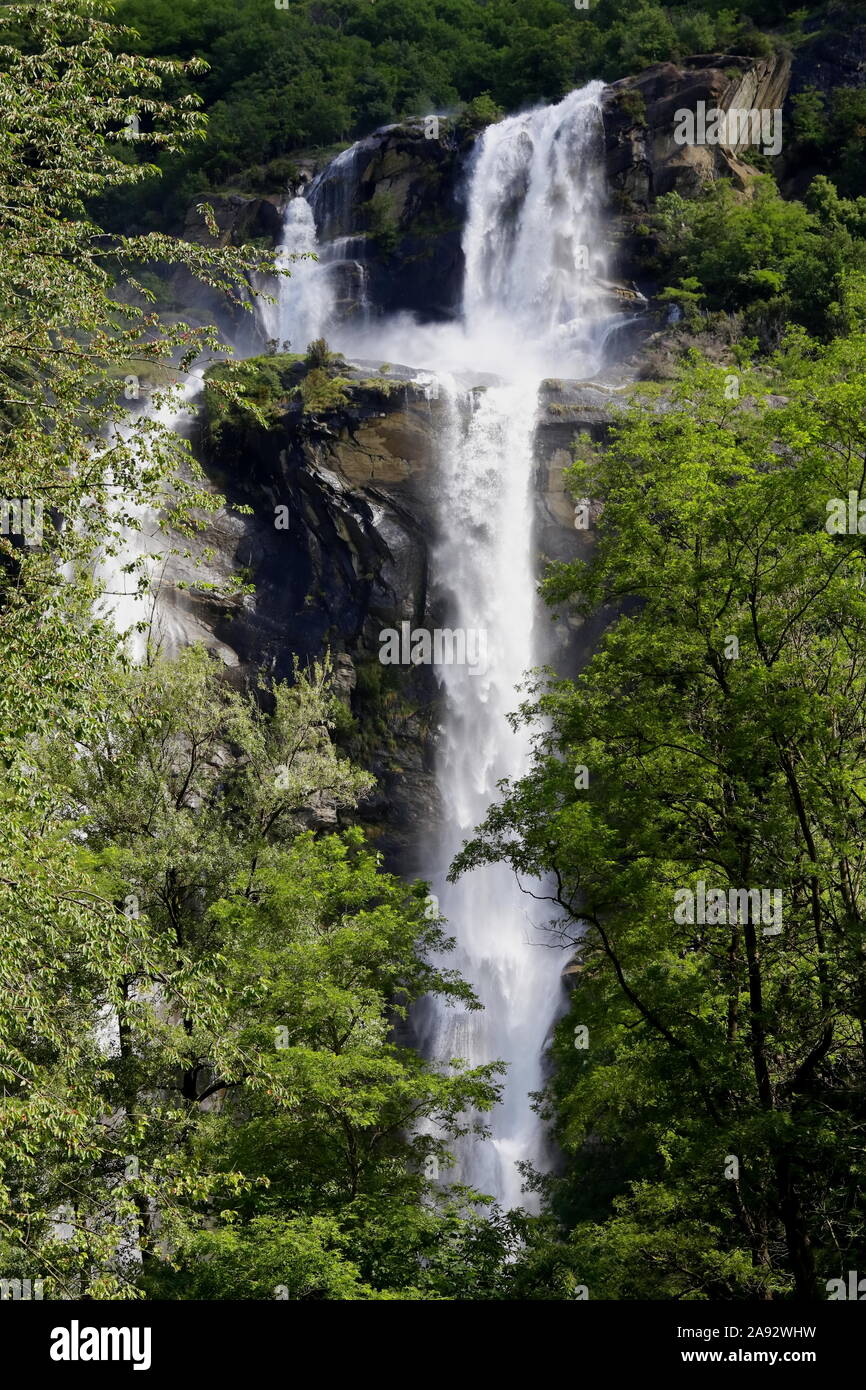 Acquafraggia Wasserfälle, ein Naturdenkmal der Lombardei seit 1984. Stock Photo