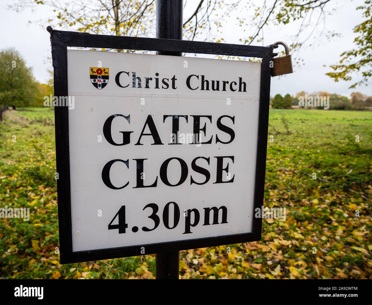 Sign Gates Close 4.30pm Christ Church, Oxford, Oxfordshire, England, UK, GB. Stock Photo
