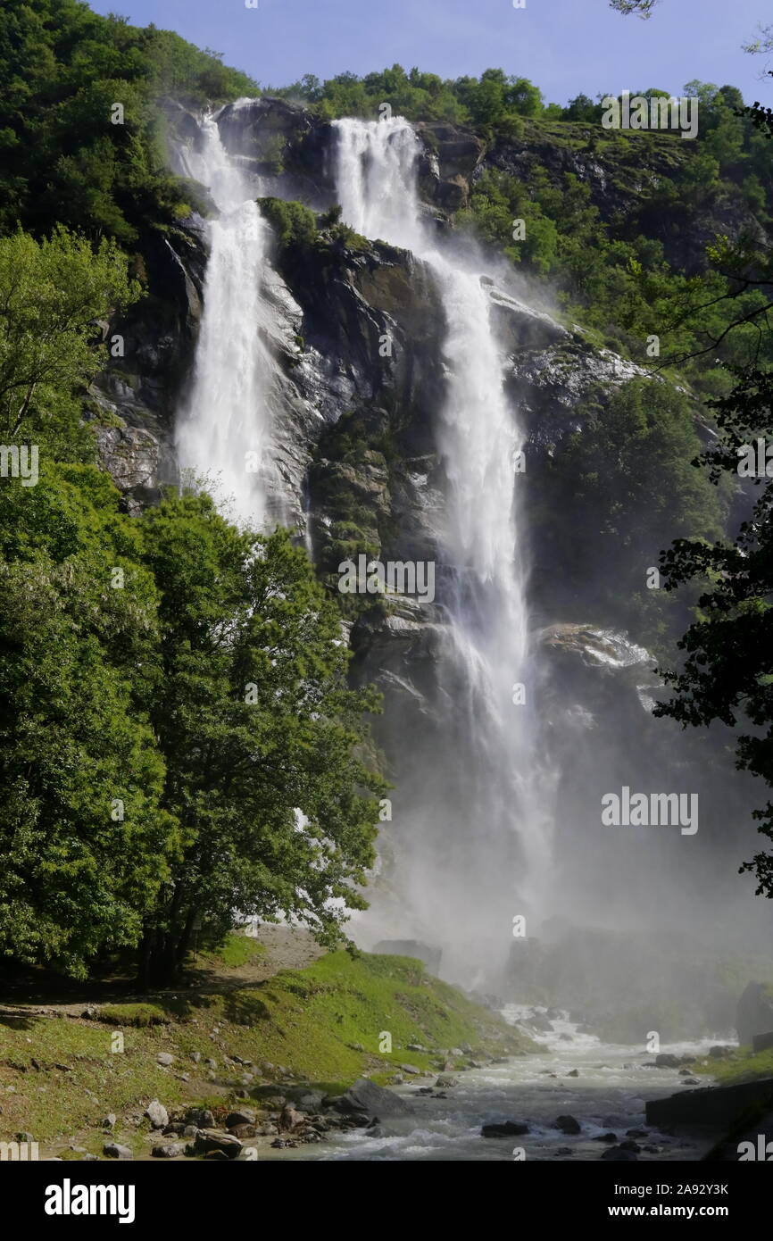 Acquafraggia Wasserfälle, ein Naturdenkmal der Lombardei seit 1984