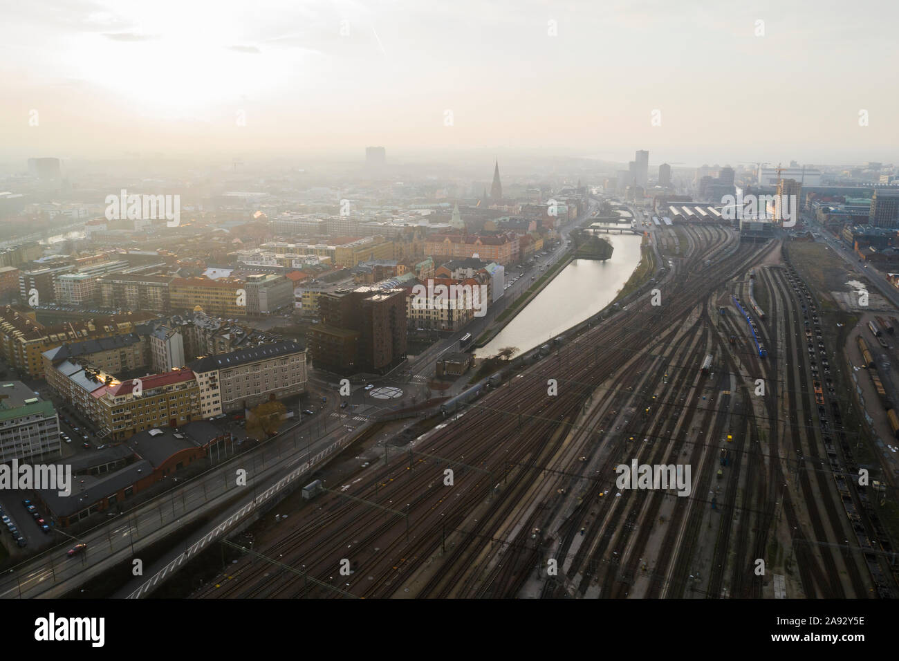 Fog over city hi-res stock photography and images - Alamy