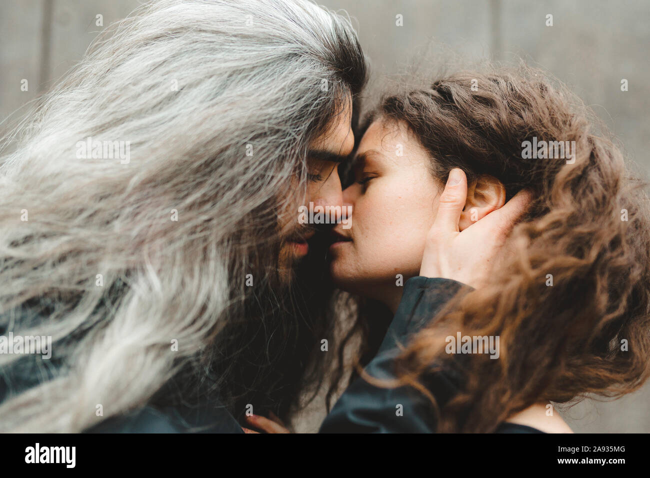 Horizontal kissing kiss hi-res stock photography and images - Alamy