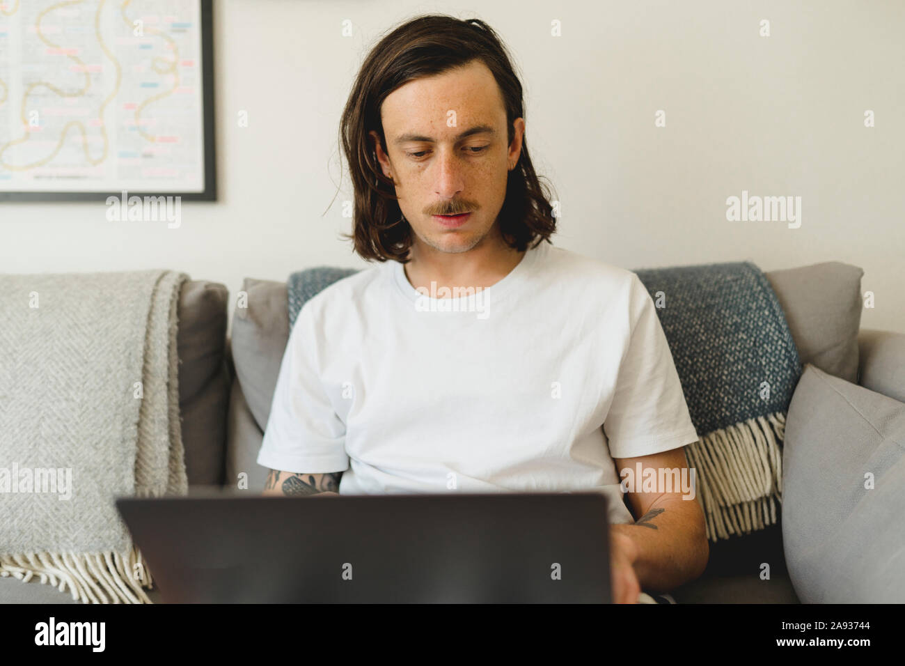 Man Using Ig 30 years using hi-res stock photography and images - Alamy