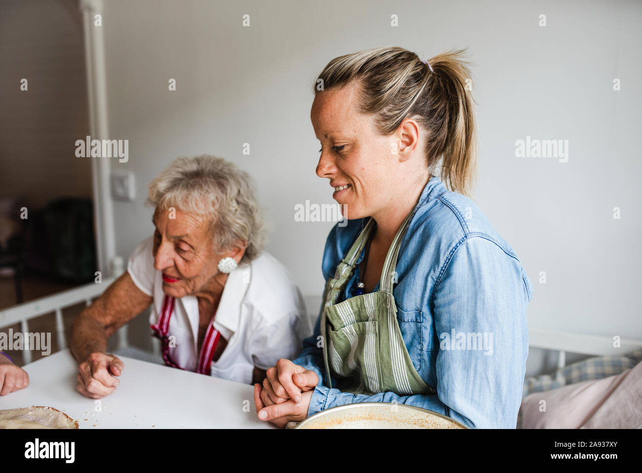 Лечение после 80 лет. Пенсионеры старше 80 лет. Опекун над пожилым. Льготы пенсионерам и школьникам. Опека над пожилым фото.