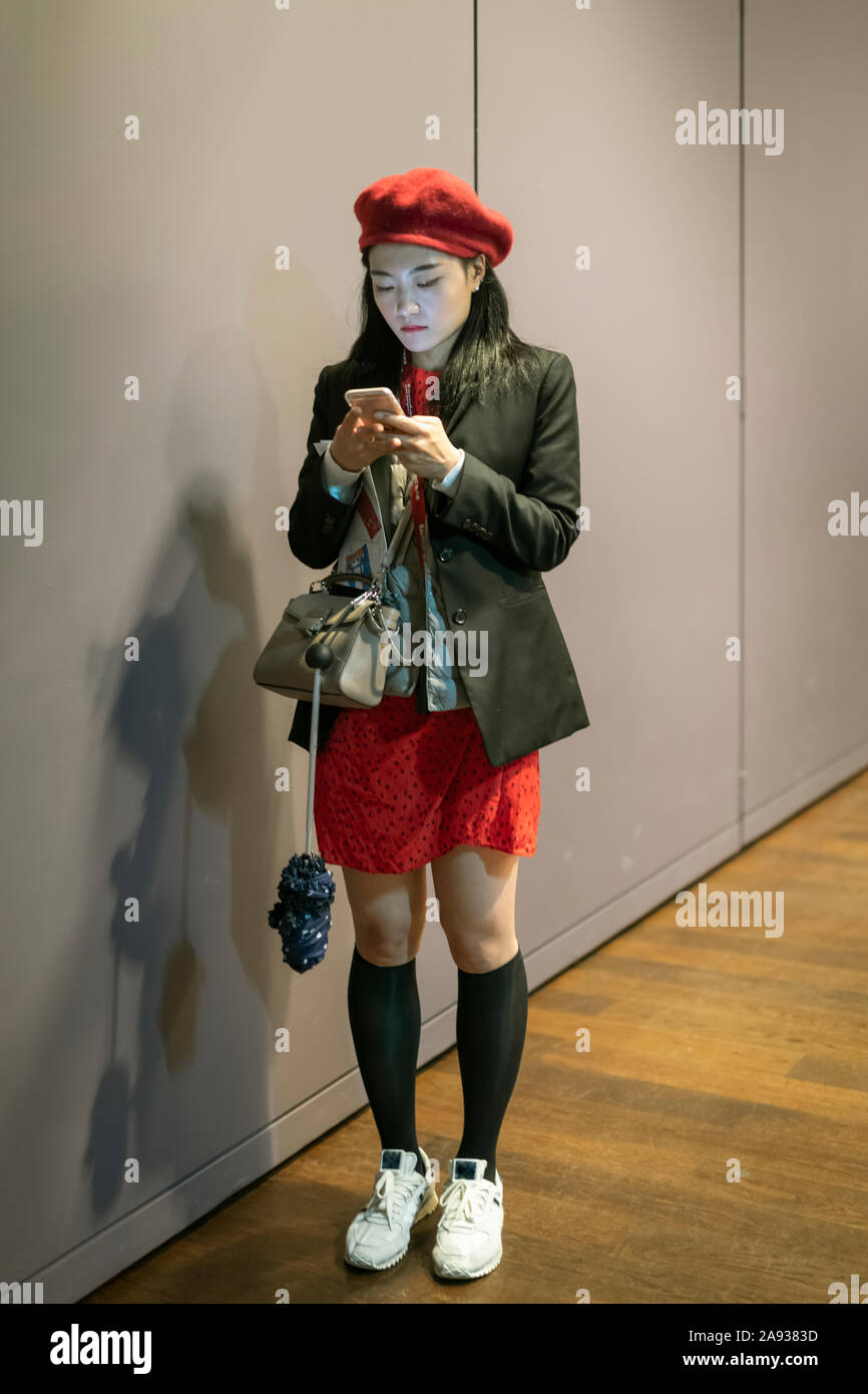 Woman france beret hi-res stock photography and images - Alamy