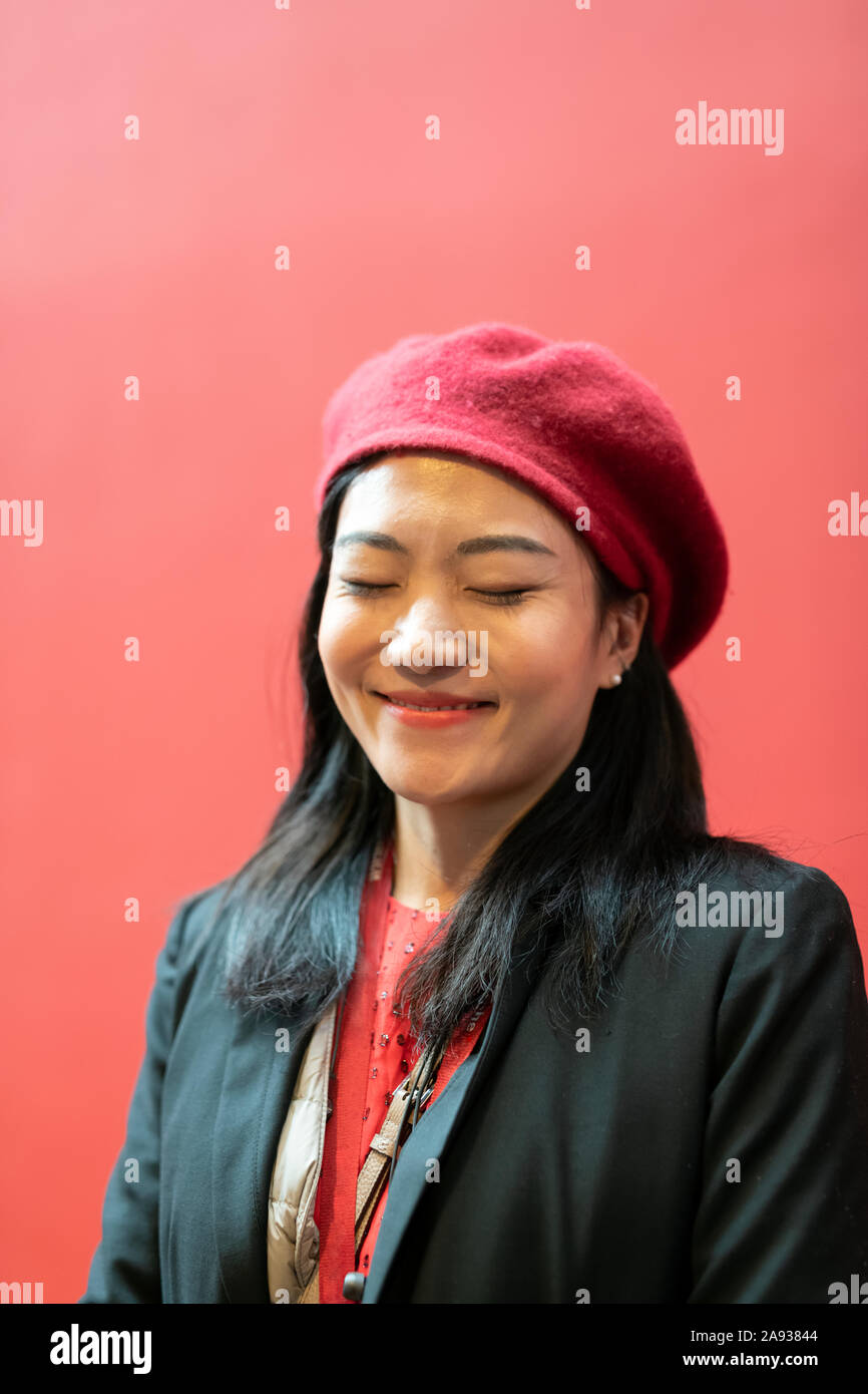 Paris woman beret hi-res stock photography and images - Alamy