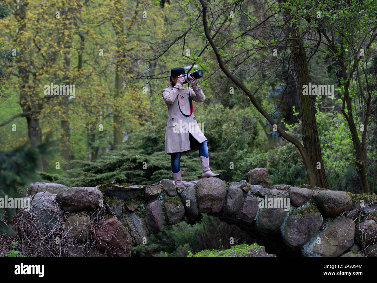 Woman photographer nature hi-res stock photography and images - Alamy