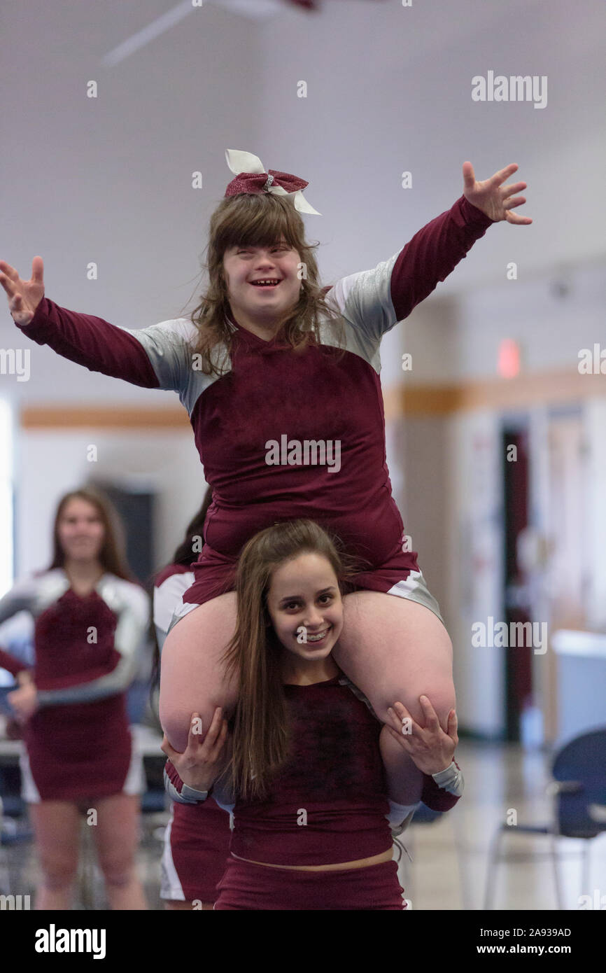 Cheering cheerleader teens hi-res stock photography and images - Alamy