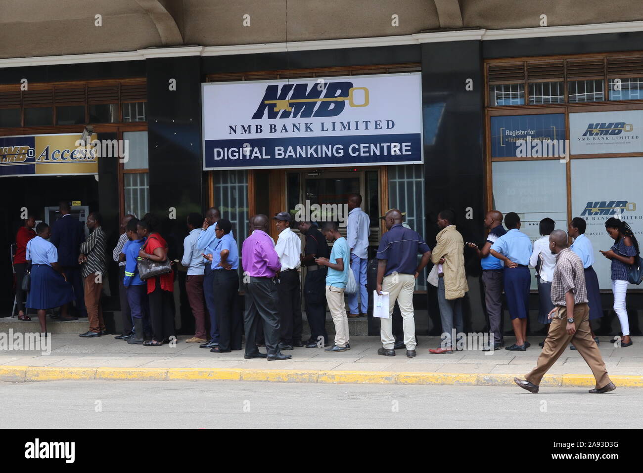 Harare, Zimbabwe. 12th Nov, 2019. People wait in a queue to withdraw the new bank notes at a bank in Harare, Zimbabwe, Nov. 12, 2019. Zimbabwean banks on Tuesday started to dispense new bank notes and coins issued by the Reserve Bank of Zimbabwe (RBZ) to ease current cash shortages. Credit: Shaun Jusa/Xinhua/Alamy Live News Stock Photo