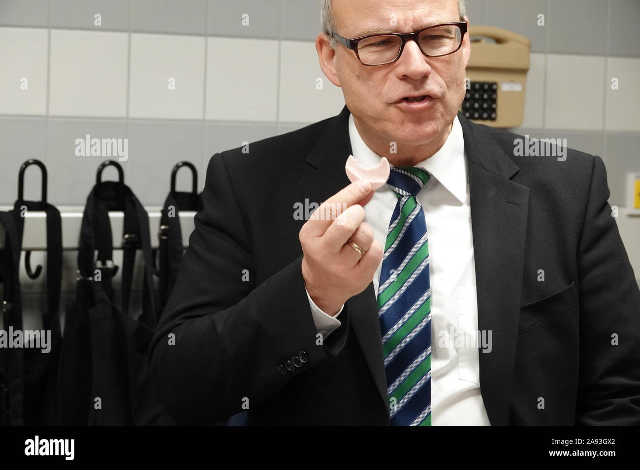 Hamburg, Germany. 12th Nov, 2019. Ties Rabe (SPD), school senator in Hamburg, is a piece of meat sausage at the school breakfast 'Brotzeit' at the Brothers Grimm School in Hamburg-Billstedt. According to the association, which the actress Uschi Glas founded with her husband in 2009, 'Brotzeit' organizes a daily breakfast offer with schools, volunteers and food companies at 210 schools nationwide. Credit: Tim Vogel/dpa/Alamy Live News Stock Photo