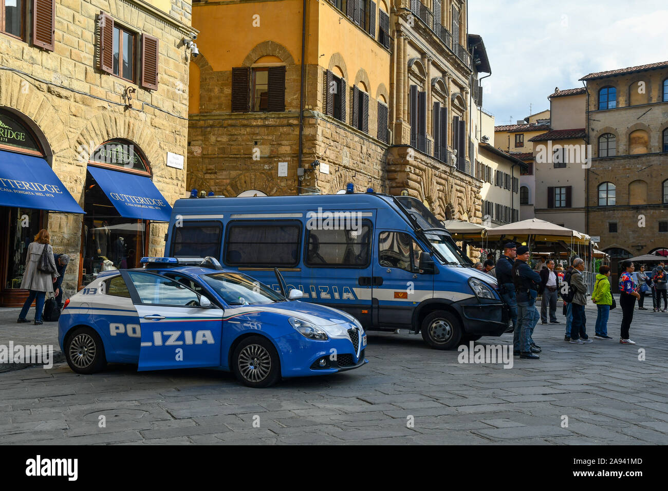 Italian State Police with car and van patroling Piazza della Signoria square Unesco World Heritage Site in the city centre of Florence, Tuscany, Italy Stock Photo