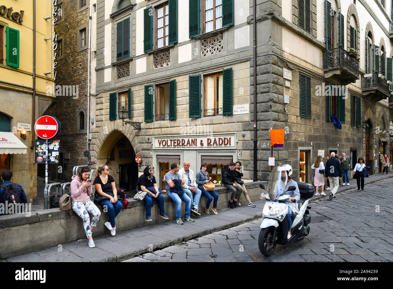Glimpse of Piazza del Pesce (Fish Square) on Lungarno riverfront in the centre of Florence, Unesco W.H. Site, with people and tourists, Tuscany, Italy Stock Photo