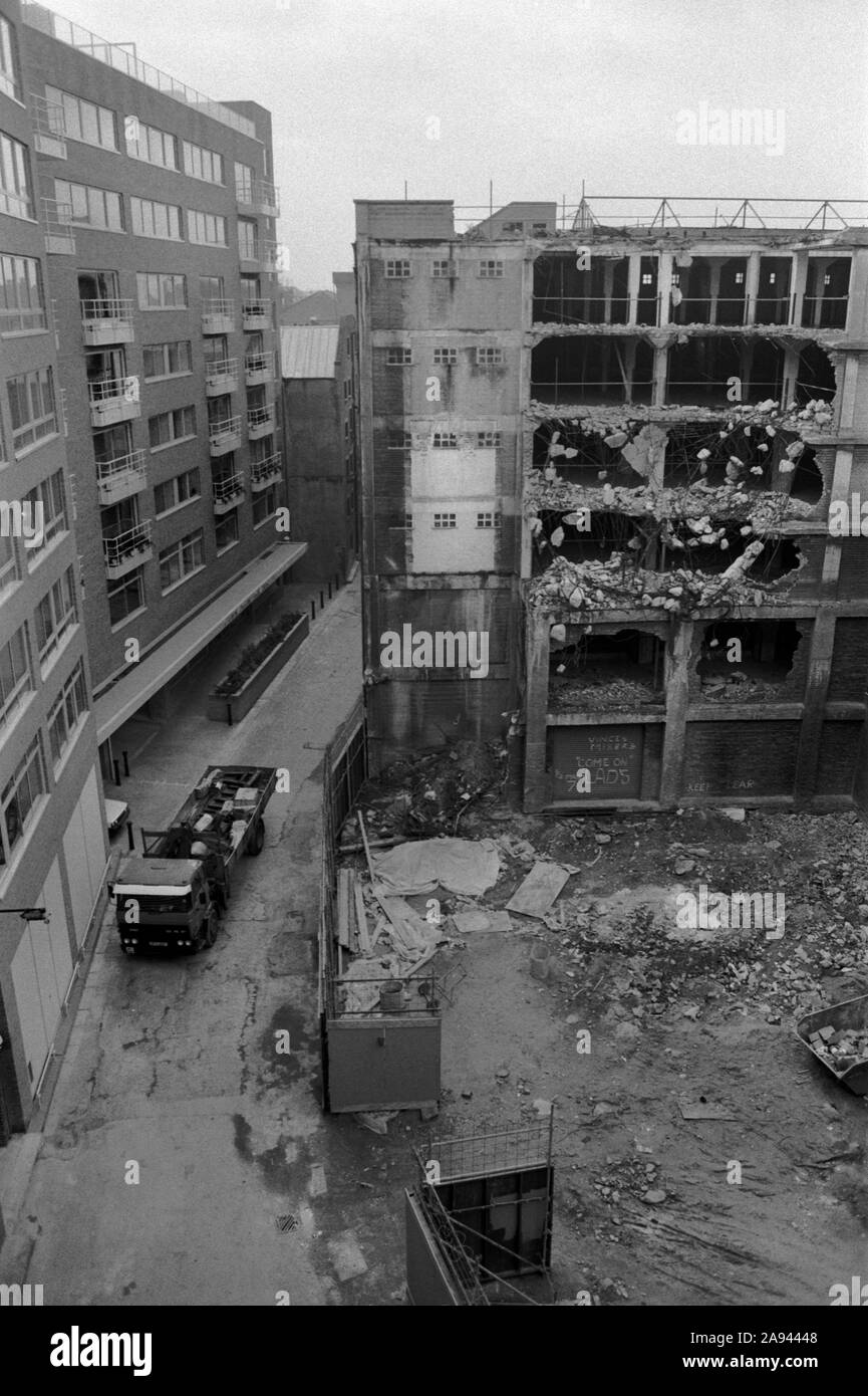 Shad Thames London Docklands Development 1980s. Old warehouses being developed.  Bermondsey,  Southwark, South East London. 1987 UK. HOMER SYKES Stock Photo