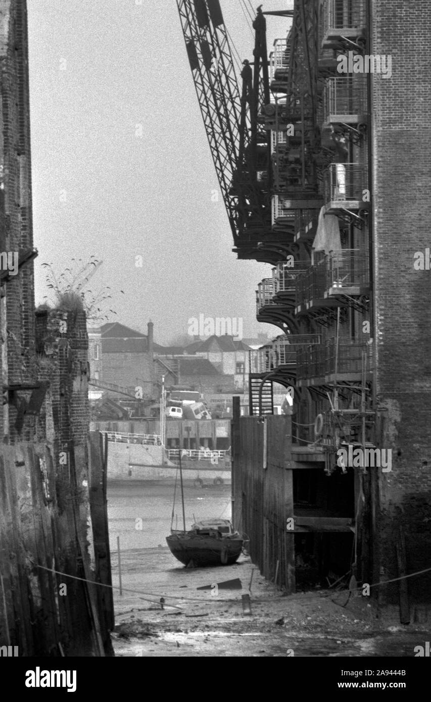 Shad Thames London Docklands Development 1980s. St Saviours Dock, old warehouses being developed. Bermondsey,  Southwark, South East London. 1987 UK. HOMER SYKES Stock Photo