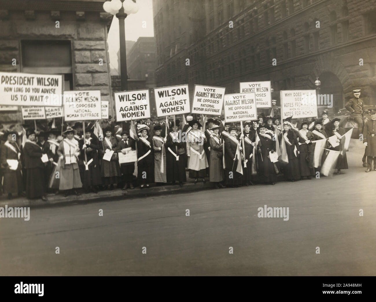 Suffragists Protest U.S. President Woodrow Wilson's Opposition to Woman Suffrage, Chicago, Illinois, USA, Photograph by Burke & Atwell, October 1916 Stock Photo