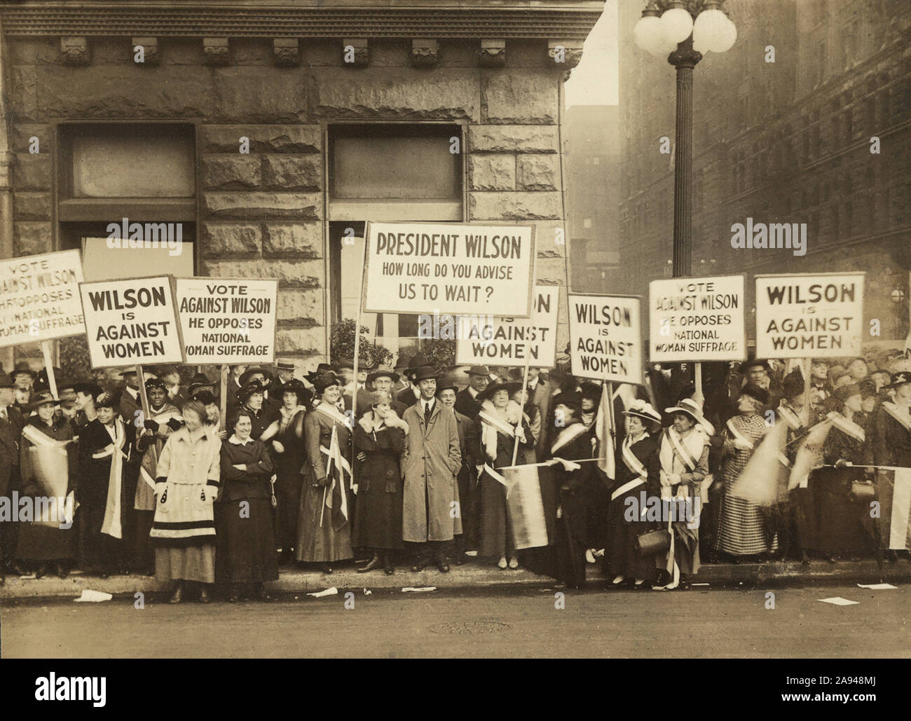 Suffragists Protest U.S. President Woodrow Wilson's Opposition to Woman Suffrage, Chicago, Illinois, USA, Photograph by Burke & Atwell, October 1916 Stock Photo