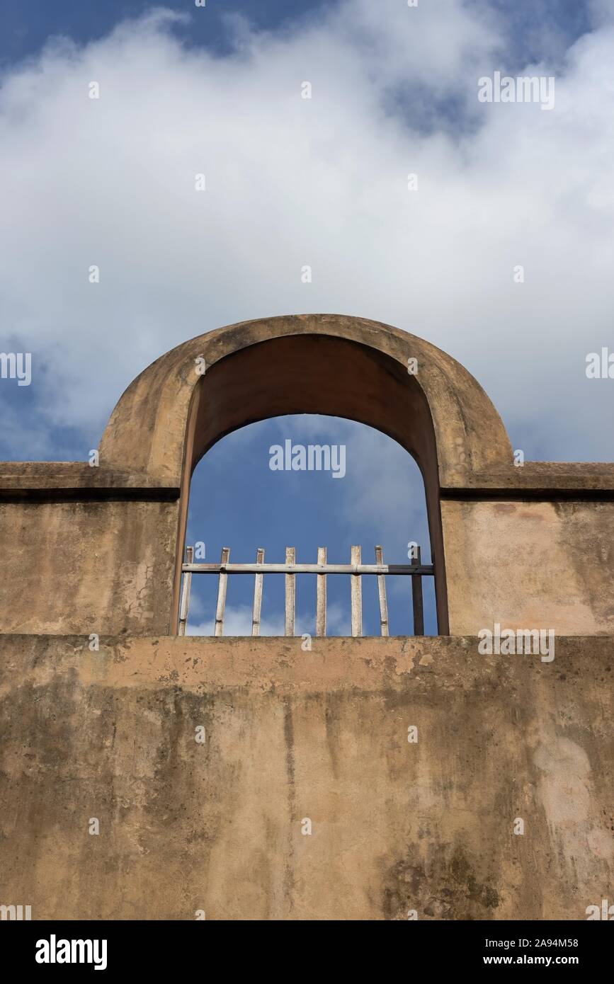 Curved concrete hi-res stock photography and images - Alamy