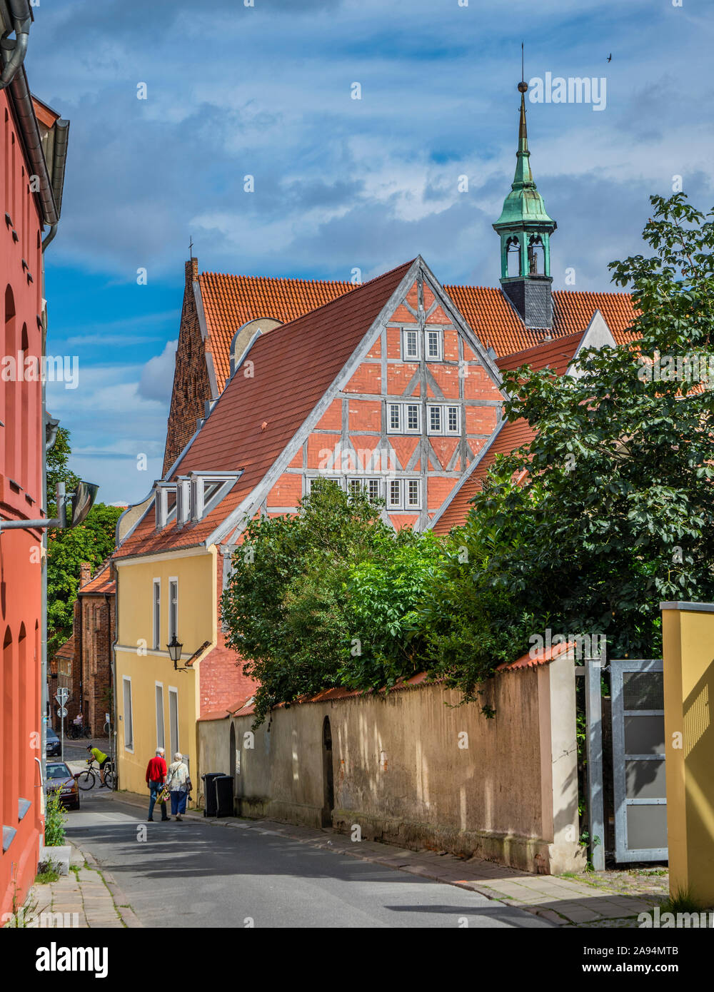 idyllic Große-Hohe-Straße in the Hanseativ City of Wismar with glimpses of the 13th century Holy Spirit Church, Wismar, Mecklenburg-Vorpommern, German Stock Photo