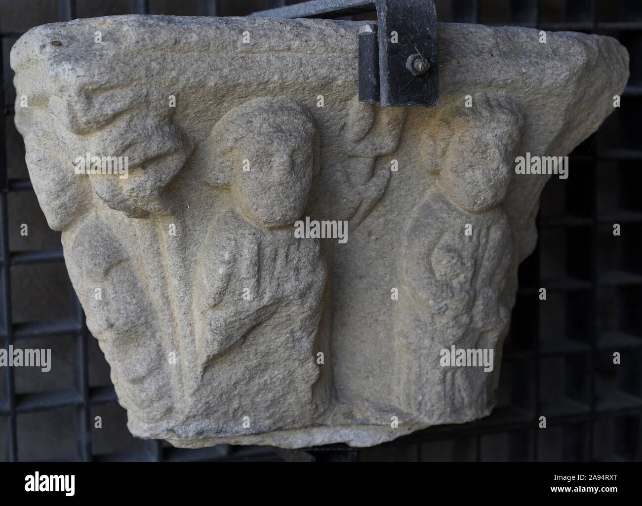 Capitel con seis apóstoles. Una de las figuras porta una llave (probablemente San Pedro) y otra parece sostener una espada y un libro (posiblemente San Pablo). Siglo XIV. Convento de Santo Domingo (La Coruña). Museo Arqueológico e Histórico (Castillo de San Antón). La Coruña. Galicia. España. Stock Photo