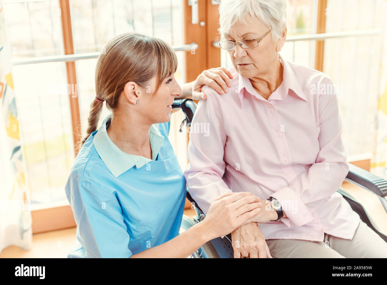 Nursing home elderly group hi-res stock photography and images - Alamy