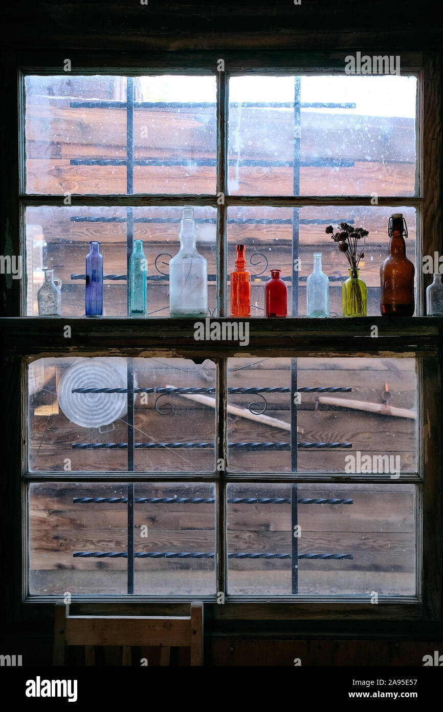 Fenster mit alten Flaschen in der gemeindefreien Siedlung Pioneertown, nšrdlich von Yucca Valley, Filmkulisse fŸr viele Western Filme, Kalifornien, US Stock Photo