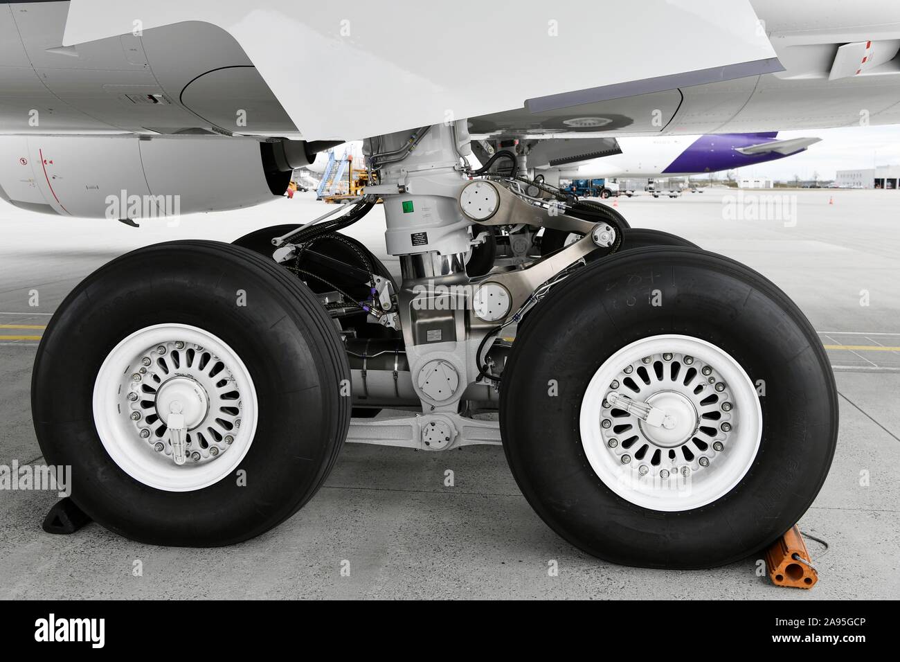Landing gear, Lufthansa, Airbus, A350-900, Munich Airport