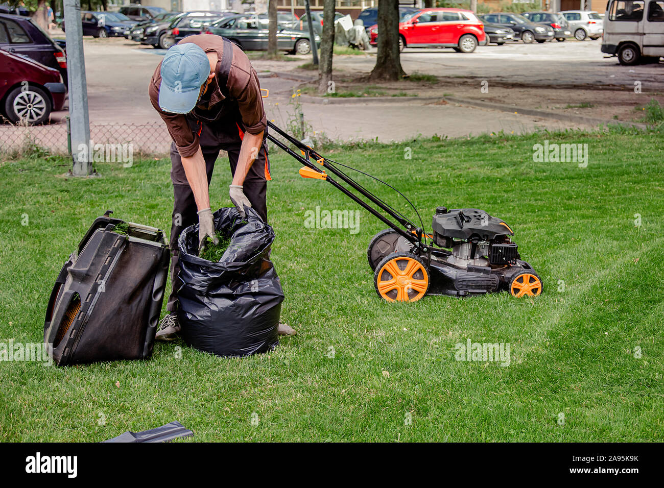 Lawn and leaf bags hi-res stock photography and images - Alamy