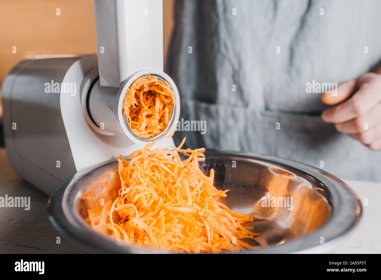https://c8.alamy.com/comp/2A95P5T/grinding-carrots-using-an-electric-food-processor-home-cooking-2A95P5T.jpg