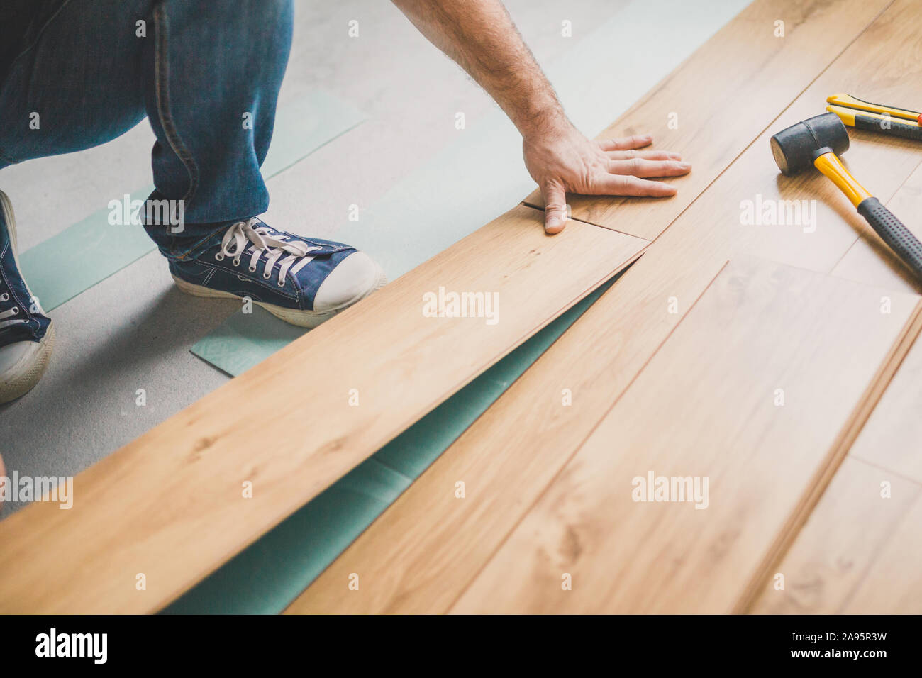 Build a floating floor flooring laying laminate Stock Photo Alamy