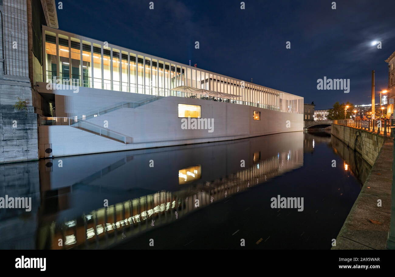 Night view of exterior of James Simon Galerie at Museum Island , Museumsinsel in Mitte Berlin, Germany, Architect David Chipperfield. Stock Photo