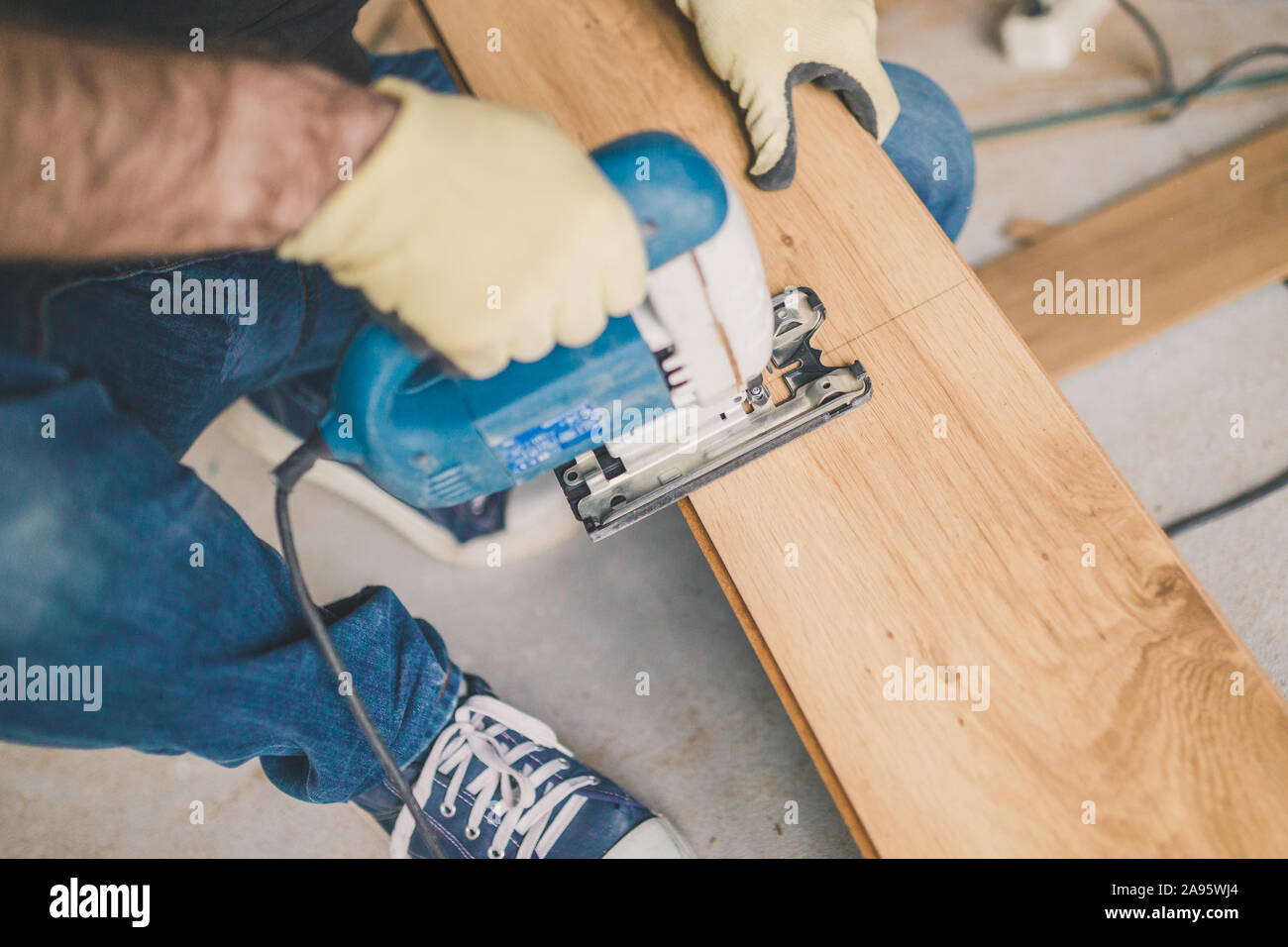Laminate trimming flooring floating floor Stock Photo Alamy