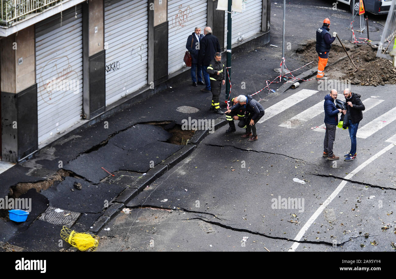 Naples, Italy. 13th Nov, 2019. Bad weather in Naples, caused by a large chasm that opened in the road surface in Via Udalrigo Masoni, in the Ponti Rossi area, where about 200 people were evicted tonight. 11/13/2019, Naples, Italy Credit: Independent Photo Agency Srl/Alamy Live News Stock Photo