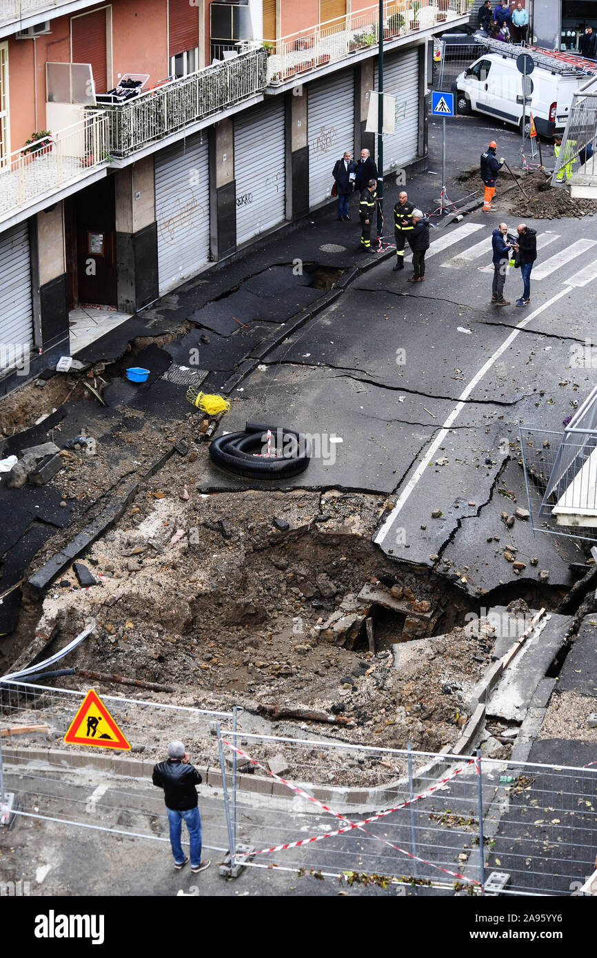 Naples, Italy. 13th Nov, 2019. Bad weather in Naples, caused by a large chasm that opened in the road surface in Via Udalrigo Masoni, in the Ponti Rossi area, where about 200 people were evicted tonight. 11/13/2019, Naples, Italy Credit: Independent Photo Agency Srl/Alamy Live News Stock Photo