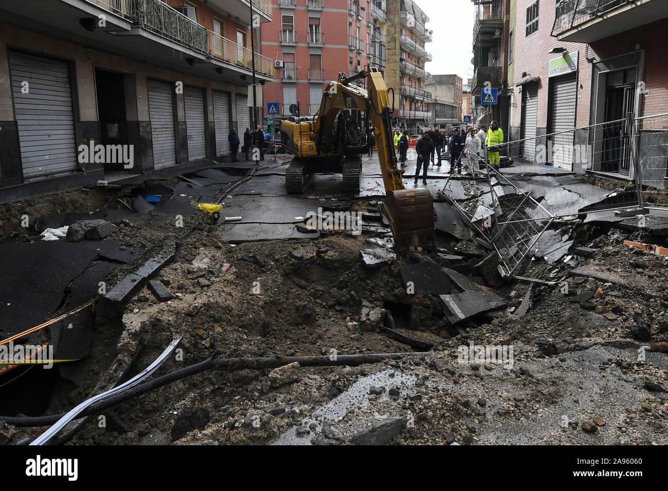 Naples, Italy. 13th Nov, 2019. Bad weather in Naples, caused by a large chasm that opened in the road surface in Via Udalrigo Masoni, in the Ponti Rossi area, where about 200 people were evicted tonight. 11/13/2019, Naples, Italy Credit: Independent Photo Agency Srl/Alamy Live News Stock Photo