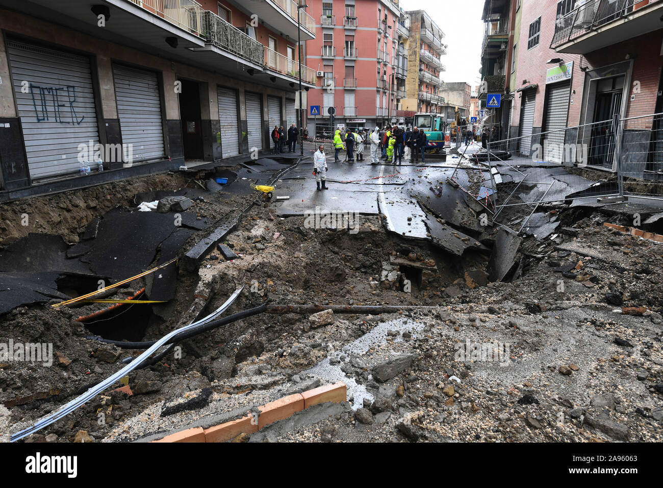 Naples, Italy. 13th Nov, 2019. Bad weather in Naples, caused by a large chasm that opened in the road surface in Via Udalrigo Masoni, in the Ponti Rossi area, where about 200 people were evicted tonight. 11/13/2019, Naples, Italy Credit: Independent Photo Agency Srl/Alamy Live News Stock Photo