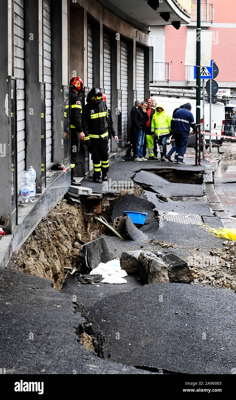 Naples, Italy. 13th Nov, 2019. Bad weather in Naples, caused by a large chasm that opened in the road surface in Via Udalrigo Masoni, in the Ponti Rossi area, where about 200 people were evicted tonight. 11/13/2019, Naples, Italy Credit: Independent Photo Agency Srl/Alamy Live News Stock Photo