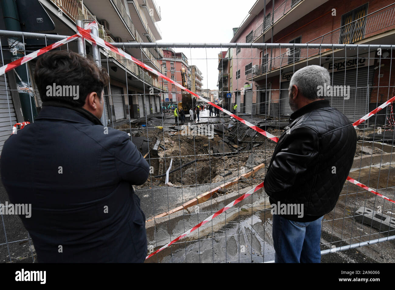 Naples, Italy. 13th Nov, 2019. Bad weather in Naples, caused by a large chasm that opened in the road surface in Via Udalrigo Masoni, in the Ponti Rossi area, where about 200 people were evicted tonight. 11/13/2019, Naples, Italy Credit: Independent Photo Agency Srl/Alamy Live News Stock Photo