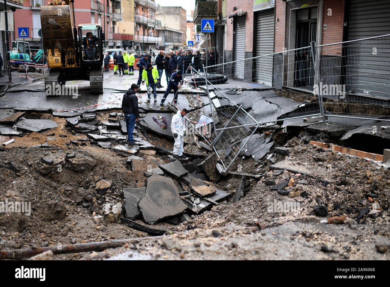 Naples, Italy. 13th Nov, 2019. Bad weather in Naples, caused by a large chasm that opened in the road surface in Via Udalrigo Masoni, in the Ponti Rossi area, where about 200 people were evicted tonight. 11/13/2019, Naples, Italy Credit: Independent Photo Agency Srl/Alamy Live News Stock Photo