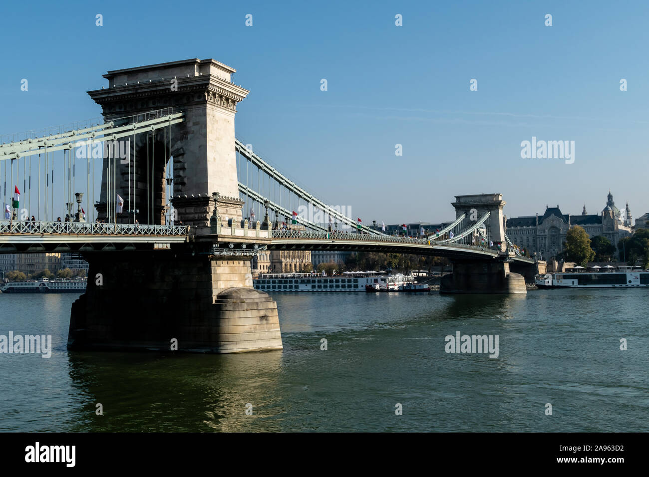 The Chain Bridge that crosses the river Danube from the Pest side to Buda, in Budapest, Hungary Stock Photo