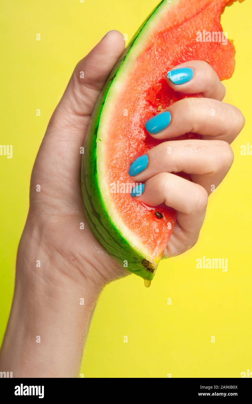 Photographie beauté, ongles manucurés pressant une pastèque / Beauty Photography, manicured nails pressing a watermelon Stock Photo