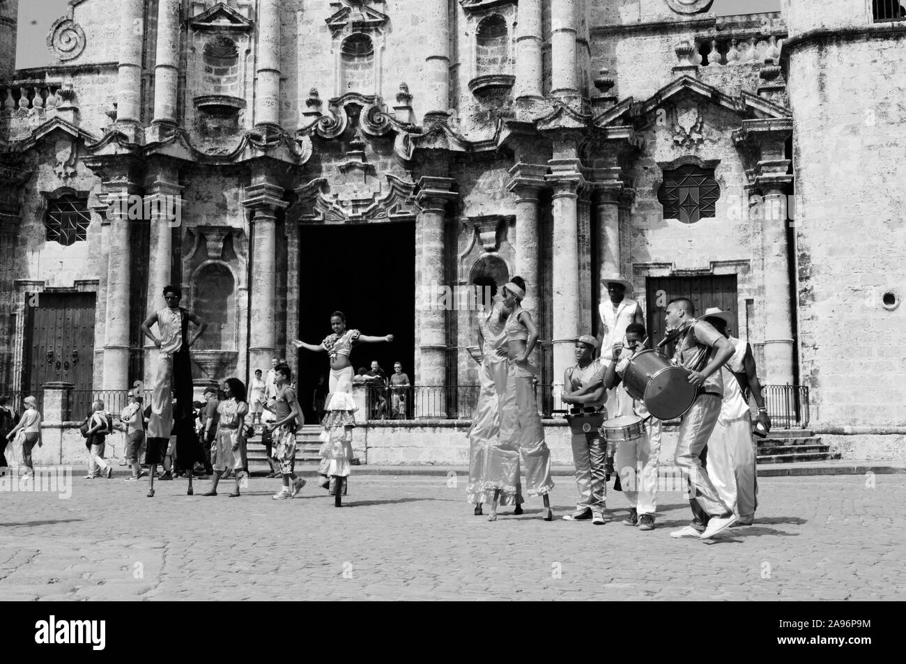 Cuba: Dance-Show in Havanna-City in front of the oldest church Stock Photo