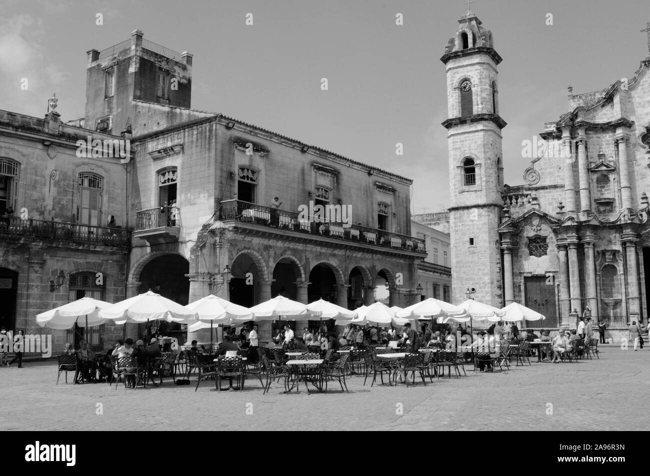 Cuba: Plaza de la Catedral with the Cathedral San Cristóbal in capital city Havanna Stock Photo