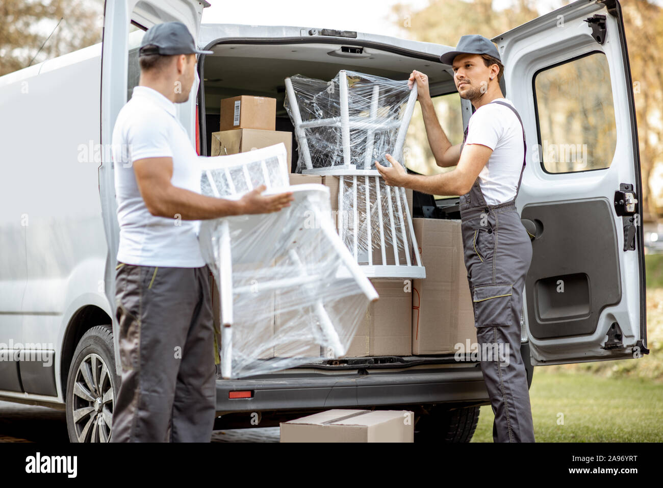 Moving home van hi-res stock photography and images - Page 4 - Alamy