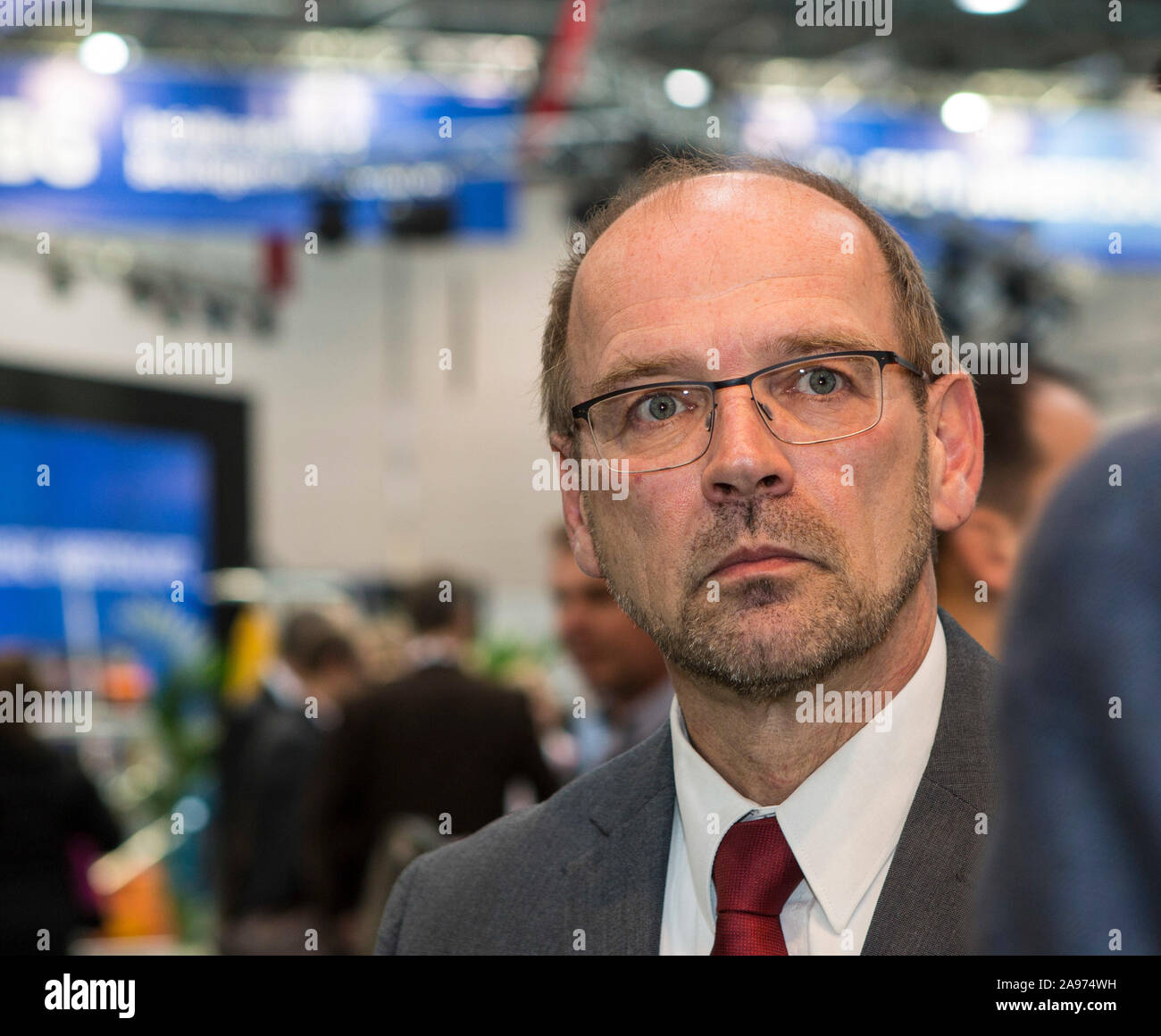 Rainer Schmeltzer – Minister für Arbeit, Integration und Soziales des Landes Nordrhein-Westfalen. Der Minister schaut etwas gedankenverloren in die Fe Stock Photo