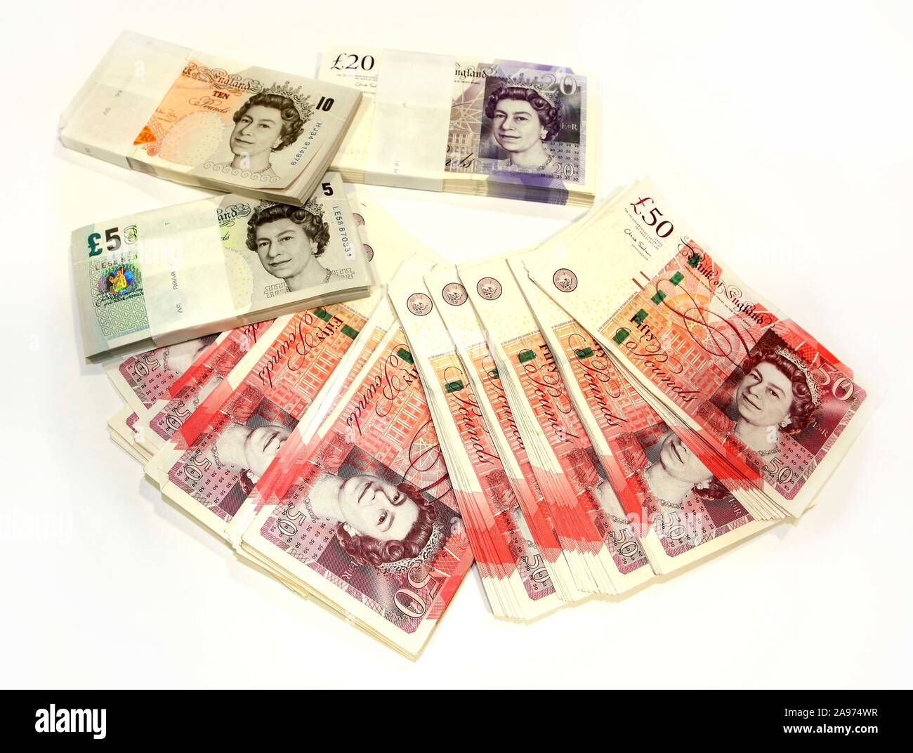 Ein großes Bündel britischer Geldscheine. Die Banknoten der Bank of England in der Stückelung 50 Pfund, 20 Pfund, 5 Pfund tragen alle das Antlitz der Stock Photo