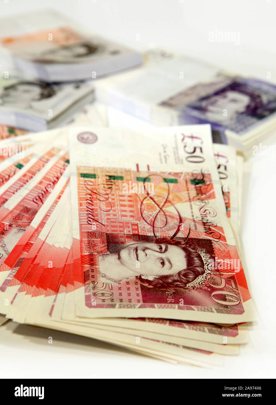 Ein großes Bündel britischer Geldscheine. Die Banknoten der Bank of England in der Stückelung 50 Pfund, 20 Pfund, 5 Pfund tragen alle das Antlitz der Stock Photo