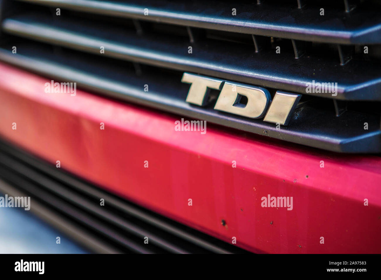 Ein VW Bus T4 mit der Kennzeichnung TDI auf dem Kühlergrill. TDI bezeichnet die Turbodiesel, deren Abgaswerte die Volkswagen AG mit Hilfe einer manipu Stock Photo