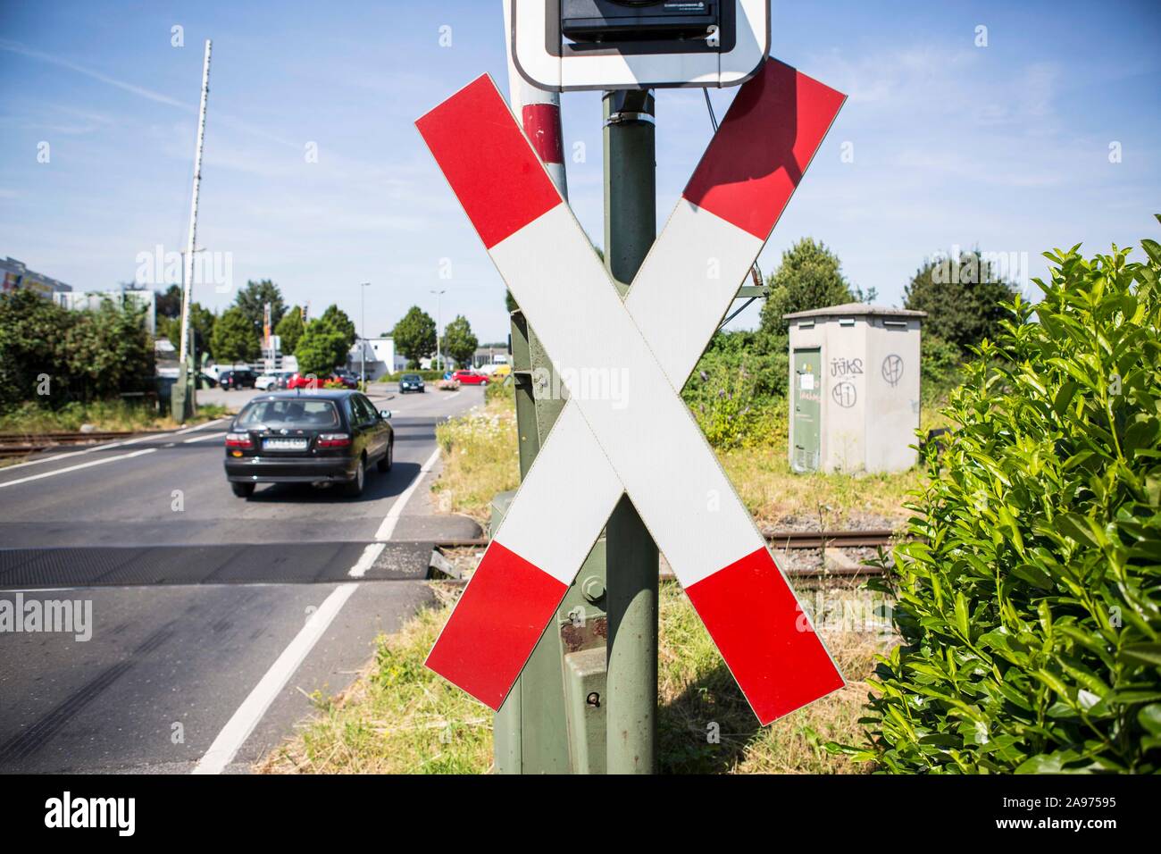 Ein beschrankter Bahnübergang in Kempen am Niederrhein. Der Übergang ist für die Autofahrer zur warnung mit Andreaskreuzen gesichert, die der Bahn die Stock Photo